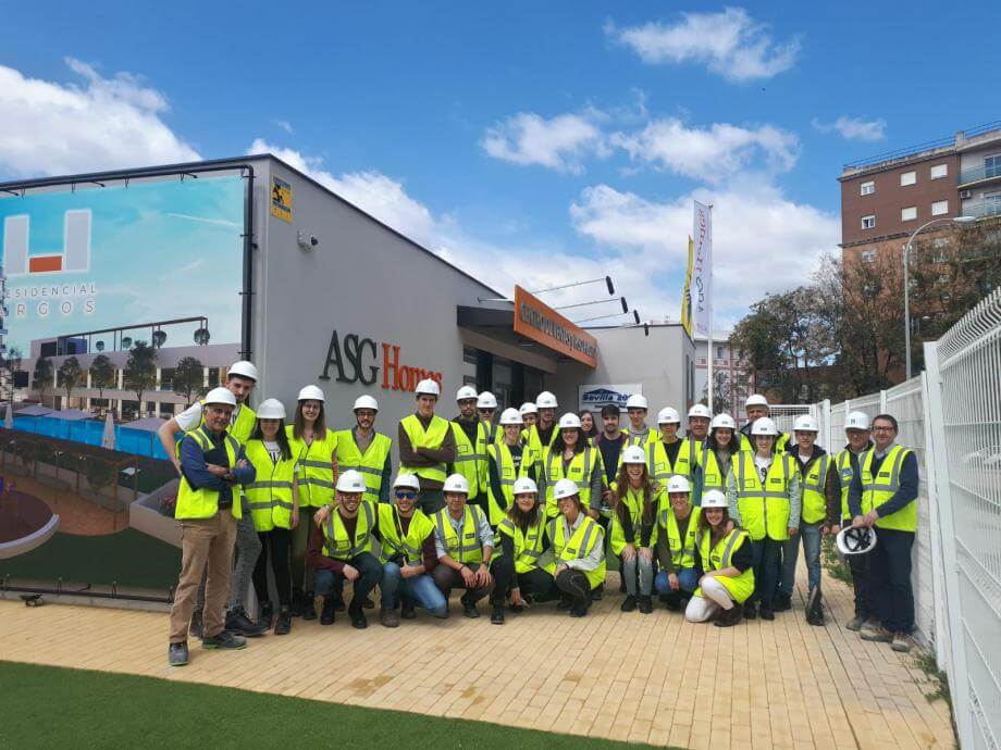 Students from Seville’s Higher Technical School of Architecture visit Residencial Argos Students from Seville’s Higher Technical School of Architecture visit Residencial Argos